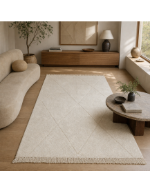 Tapis Beni Ouarain ivoire et crème dans un intérieur contemporain aux matières naturelles