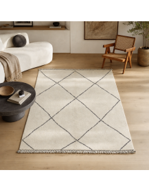 Tapis Beni Ouarain ivoire et noir charbon dans un intérieur contemporain chaleureux