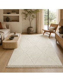 Tapis Beni Ouarain ivoire et crème dans un intérieur contemporain chaleureux avec bois clair et textiles naturels