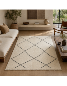 Tapis artisanal marocain Beni Ouarain ivoire et charbon dans un intérieur contemporain