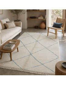 Tapis Beni Ouarain géométrique ivoire écru et bleu gris pâle dans un intérieur contemporain chaleureux