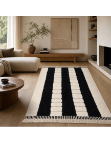 Tapis Beni Ouarain ivoire et noir charbon dans un intérieur contemporain aux matières naturelles