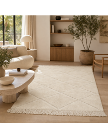 Tapis Beni Ouarain ivoire et beige très pâle dans un intérieur contemporain aux matières naturelles