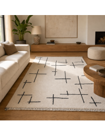 Tapis artisanal marocain ivoire et noir dans un salon contemporain aux matières naturelles
