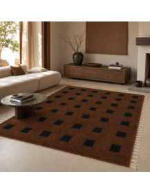 Tapis berbère géométrique marron chocolat et noir dans un intérieur contemporain chaleureux
