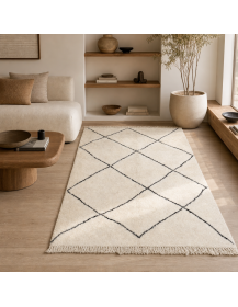 Tapis Beni Ouarain ivoire et noir charbon dans un intérieur contemporain chaleureux