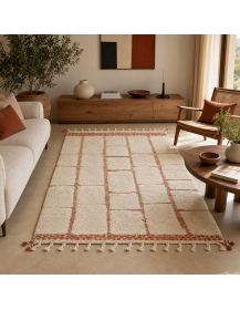 Tapis Beni Ouarain ivoire écru et terracotta dans un intérieur contemporain chaleureux