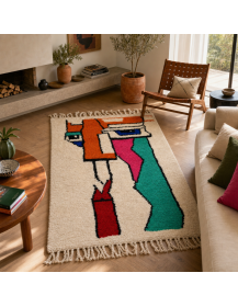 Tapis artisanal marocain en laine écrue et multicolore dans un intérieur contemporain chaleureux