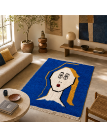 Tapis artisanal marocain bleu cobalt et ivoire dans un intérieur contemporain aux matières naturelles