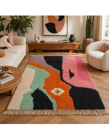 Tapis marocain abstrait rose et noir charbon dans un intérieur contemporain aux matières naturelles