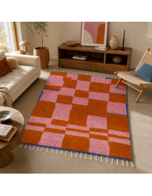 Tapis berbère géométrique en laine intégré dans un salon contemporain chaleureux aux matières naturelles