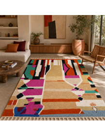 Tapis Beni Ouarain crème et multicolore dans un intérieur contemporain aux matières naturelles