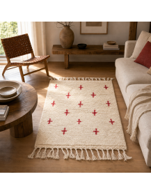 Tapis Beni Ouarain ivoire et rouge dans un intérieur chaleureux aux matières naturelles