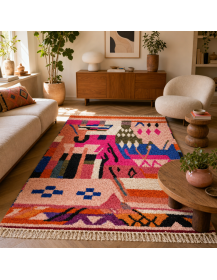 Tapis Beni Ouarain artisanal rose poudré et écru dans un intérieur contemporain éclectique