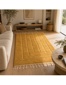 Tapis Beni Ouarain ocre doré intégré dans un salon chaleureux aux matières naturelles
