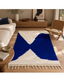 Tapis berbère artisanal bleu cobalt et ivoire dans un intérieur contemporain aux matières naturelles