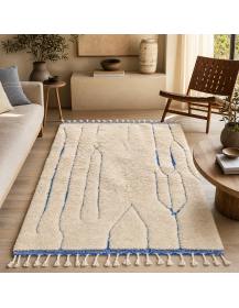 Tapis artisanal marocain ivoire écru et bleu gris dans un intérieur contemporain chaleureux