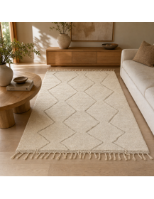 Tapis artisanal marocain Beni Ouarain ivoire crème dans un intérieur contemporain aux matières naturelles