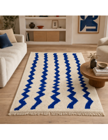 Tapis Beni Ouarain ivoire et bleu cobalt dans un intérieur contemporain aux matières naturelles