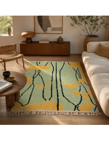 Tapis Beni Ouarain vert menthe et ocre dans un intérieur contemporain chaleureux