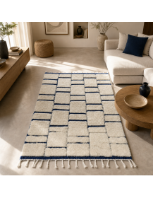Tapis Beni Ouarain géométrique ivoire et bleu marine dans un intérieur contemporain chaleureux