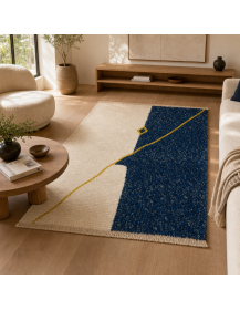 Tapis Beni Ouarain bleu marine et ivoire dans un intérieur contemporain aux matières naturelles