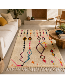 Tapis Beni Ouarain artisanal ivoire crème et multicolore dans un intérieur contemporain chaleureux