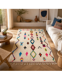 Tapis Beni Ouarain ivoire écru et multicolore dans un salon bohème contemporain