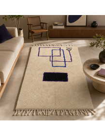 Tapis Beni Ouarain ivoire crème et violet dans un salon contemporain aux accents graphiques