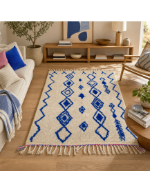 Tapis Beni Ouarain écru et bleu cobalt dans un intérieur contemporain chaleureux