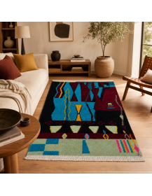 Tapis artisanal marocain noir et multicolore installé dans un salon contemporain