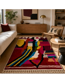 Tapis Beni Ouarain bordeaux et multicolore dans un intérieur contemporain aux matières naturelles
