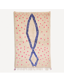 Tapis Beni Ouarain artisanal marocain en laine ivoire crème avec grand losange bleu profond et touches fuchsia