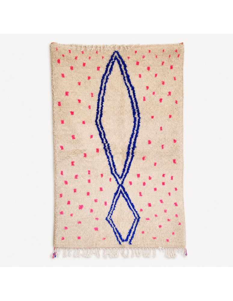Tapis Beni Ouarain artisanal marocain en laine ivoire crème avec grand losange bleu profond et touches fuchsia