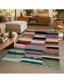 Tapis Beni Ouarain artisanal multicolore installé dans un salon contemporain chaleureux