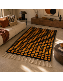 Tapis Beni Ouarain géométrique noir et orange brûlé dans un intérieur contemporain chaleureux