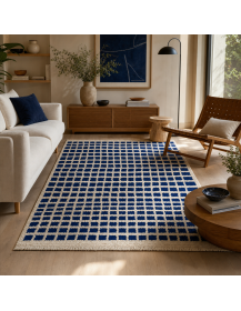 Tapis berbère artisanal bleu foncé et écru dans un intérieur contemporain chaleureux