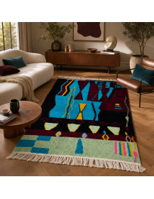 Tapis artisanal marocain anthracite et multicolore dans un intérieur contemporain