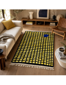 Tapis marocain graphique noir, jaune vif et bleu cobalt dans un salon contemporain