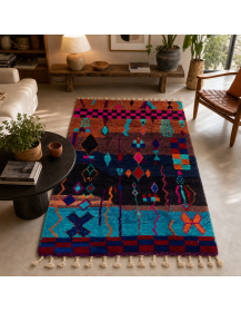 Tapis marocain bohème brun aubergine et multicolore associé à un intérieur contemporain aux matières naturelles