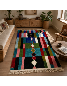 Tapis Beni Ouarain marocain noir et multicolore dans un salon contemporain