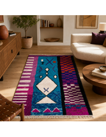 Tapis artisanal marocain turquoise et prune installé dans un salon contemporain bohème