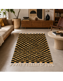 Tapis artisanal marocain noir et ocre dans un intérieur contemporain aux matières naturelles