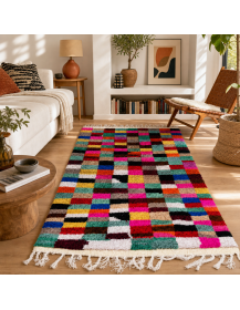 Tapis artisanal marocain Beni Ouarain multicolore dans un intérieur contemporain aux tons neutres