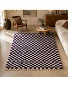 Tapis Beni Ouarain indigo, ivoire et crème dans un intérieur contemporain aux matières naturelles
