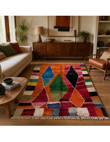Tapis artisanal marocain en laine orange terre cuite et bleu vif dans un salon contemporain aux matières naturelles