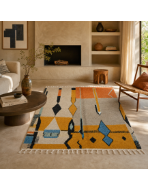 Tapis Beni Ouarain géométrique en laine grège et orange brûlé dans un salon contemporain chaleureux