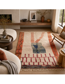 Tapis artisanal marocain ivoire et terracotta dans un salon contemporain chaleureux