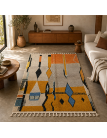 Tapis berbère géométrique gris-beige et terracotta dans un intérieur contemporain chaleureux
