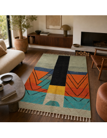 Tapis Beni Ouarain géométrique vert sauge et noir dans un salon contemporain chaleureux